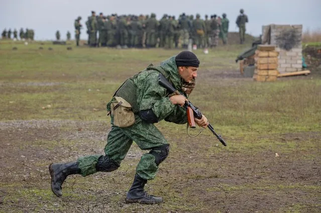 A newly-mobilised Russian reservist takes part in a training on a range in Donetsk Region, Russian-controlled Ukraine on October 4, 2022. (Photo by Alexander Ermochenko/Reuters)