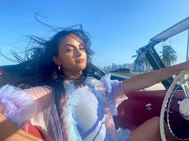 Peeling off the backlot of her latest film, “Do Revenge”, American actress Camila Mendes in the first decade of October 2022 is in the mood for some glamorous, vengeful road-tripping. (Photo by maya_hawke/Instagram)