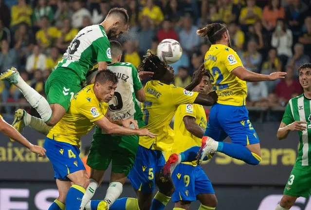 Real Betis' Argentinian defender German Pezzella (L) and Real Betis'Argentinian midfielder Guido Rodriguez (3L) fight for the ball with Cadiz' Spanish midfielder Ruben Alcaraz (2L), Senegalese defender Mamadou Mbaye (C) and Uruguayan defender Luis Espino Pacha (2R) during the Spanish league football match between Cadiz CF and Real Betis at the Nuevo Mirandilla stadium in Cadiz on October 19, 2022. (Photo by Jorge Guerrero/AFP Photo)