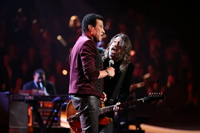 Inductee Lionel Richie and Dave Grohl perform onstage during the 37th Annual Rock & Roll Hall of Fame Induction Ceremony at Microsoft Theater on November 05, 2022 in Los Angeles, California. (Photo by Theo Wargo/Getty Images for The Rock and Roll Hall of Fame)