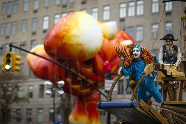 Members of Cirque du Soleil take part in the 88th Macy's Thanksgiving Day Parade in New York November 27, 2014. (Photo by Eduardo Munoz/Reuters)