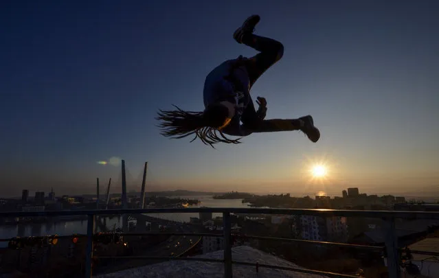 Andrei Bocharnikov of Khabarovsk practices parkour in front of Golden Horn Bay in the city of Vladivostok, Russia February 19, 2018. (Photo by Yuri Maltsev/Reuters)