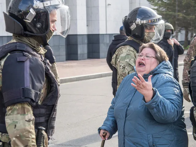 A woman talks to police during a rally to support former region's governor Sergei Furgal in Khabarovsk, 6,100 kilometers (3,800 miles) east of Moscow, Russia, Saturday, October 10, 2020. Police in a far eastern Russian city have detained several dozen protesters in the first such crackdown since rallies against the arrest of the provincial governor started three months ago. Khabarovsk Gov. Sergei Furgal was arrested on July 9 on suspicion of involvement in murders and taken to jail in Moscow. (Photo by Igor Volkov/AP Photo)