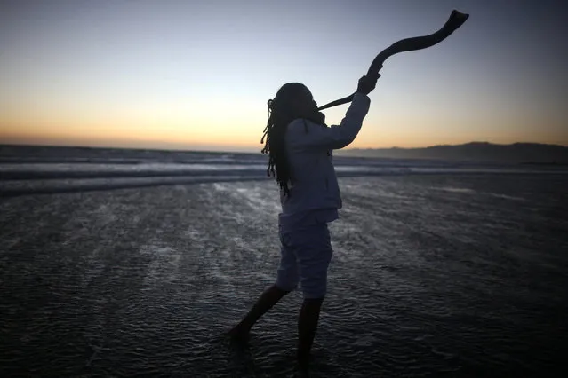 Jared Stein plays the shofar during the Nashuva Spiritual Community Jewish New Year celebration on Venice Beach in Los Angeles, California, United States October 3, 2016. (Photo by Lucy Nicholson/Reuters)