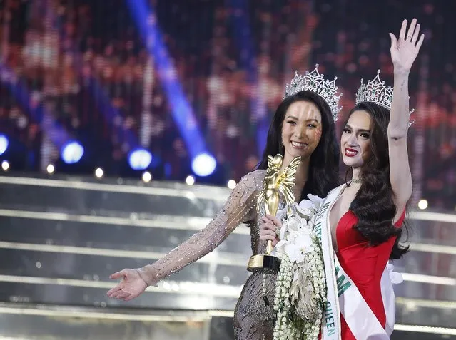 Newly crowned Vietnam's Nguyen Huong Giang (R) waves after winning the annual transgender beauty contest of Miss International Queen 2018 at Pattaya city, in Chonburi province, Thailand, 09 March 2018. (Photo by Narong Sangnak/EPA/EFE)