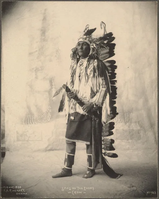 Spies On The Enemy, Crow, 1899. (Photo by Frank A. Rinehart)