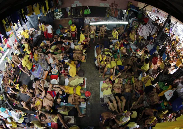 A view of an overcrowded prison cell where inmates take turns to sleep on any available spaces at Quezon City Jail, one of the country's most congested jails, Quezon City, Philippines, 17 October 2016. Following the intensified drive of President Rodrigo Duterte's war against criminality, arrested drug suspects are jockeying for space inside jampacked prison cells. Quezon City Jail is designed to hold only 800 inmates but it is now packed with nearly 4,000. Duterte on his speach before his state visit to Beijing expressed gratitude to China for helping the Philippines on building rehabilitation facilities for drug addicts. (Photo by Francis R. Malasig/EPA)