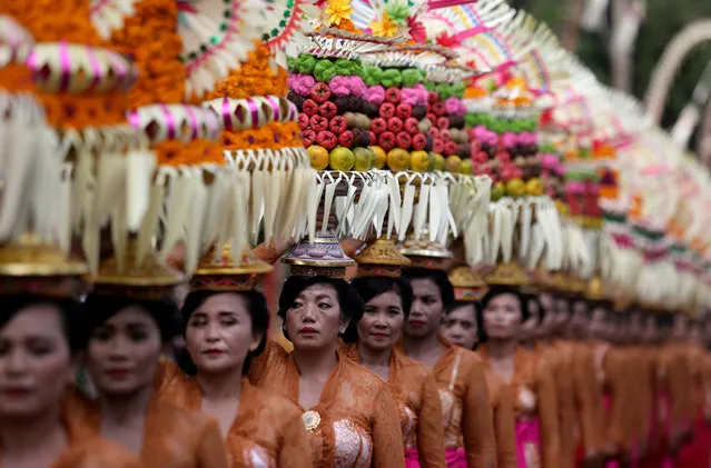 Balinese women take part in a parade during the annual Bali Arts Festival in Denpasar, Bali, Indonesia June 23, 2018. (Photo by Johannes P. Christo/Reuters)