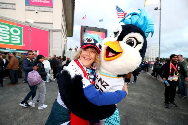Rebecca Sheely, the “1 Millionth Fan through the gates”, reacts with FIFA Women's World Cup Australia & New Zealand 2023 Official Mascot, Tazuni, prior to the FIFA Women's World Cup Australia & New Zealand 2023 Group E match between Portugal and USA at Eden Park on August 01, 2023 in Auckland / Tāmaki Makaurau, New Zealand. (Photo by Fiona Goodall – FIFA/FIFA via Getty Images)