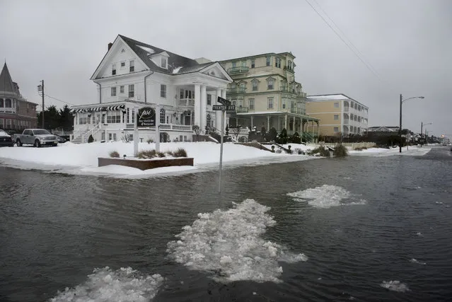 Ice forms as the winter storm mixed with high tide causes flooding on Beach Avenue on January 23, 2016 in Cape May New Jersey. A major snowstorm is upon the East Coast this weekend with some areas expected to receive over a foot of snow. (Photo by Andrew Renneisen/Getty Images)