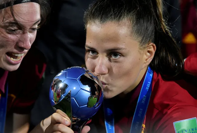 Claudia Pina of Spain kisses the champions trophy after the FIFA U-17 Women's World Cup Uruguay 2018 final match between Spain and Mexico at Estadio Charrua on December 1, 2018 in Montevideo, Uruguay. (Photo by Javier Calvelo/Reuters)