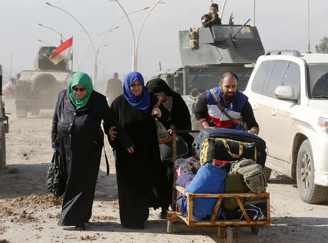 Civilians leave the city to escape from clashes during a battle with Islamic State militants, in al-Zirai district in Mosul, Iraq, January 18, 2017. (Photo by Muhammad Hamed/Reuters)
