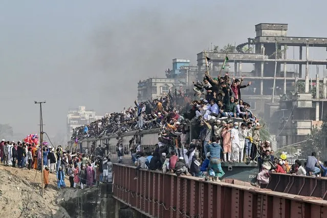 Muslim devotees leave in an overcrowded train after taking part in the Akheri Munajat or final prayers during “Biswa Ijtema'” an annual congregation of Muslims in Tongi, some 30 kms north of Dhaka on February 4, 2024. (Photo by Munir Uz Zaman/AFP Photo)