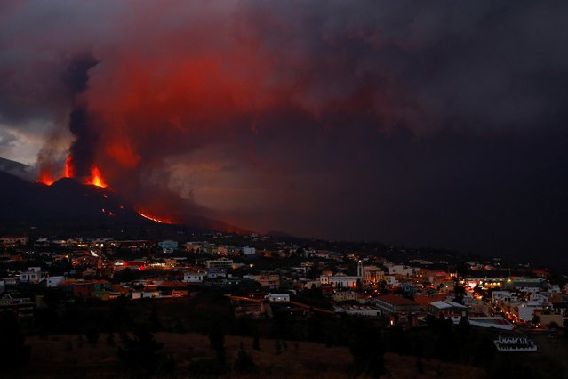 General view of El Paso with the Cumbre Vieja volcano in the background, on the Canary Island of La Palma, Spain, October 24, 2021. (Photo by Borja Suarez/Reuters)