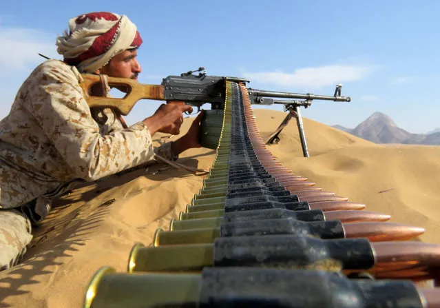 A Yemeni pro-government fighter is pictured during fighting with Huthi rebels on the south frontline of Marib, the last remaining government stronghold in northern Yemen, on November 10, 2021. A Yemeni military official said that 28 fighters from the pro-government Obaida tribe and seven government forces were killed in clashes with rebels south of Marib over the previous 24 hours. (Photo by AFP Photo/Stringer)
