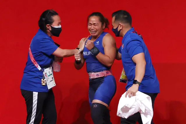Philippines' Hidilyn Diaz (C) reacts after placing first in the women's 55kg weightlifting competition during the Tokyo 2020 Olympic Games at the Tokyo International Forum in Tokyo on July 26, 2021. (Photo by Edgard Garrido/Reuters)