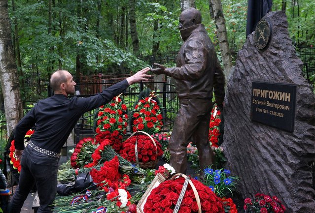 A man visits the grave of Russian mercenary chief Yevgeny Prigozhin on the first anniversary of his death in a plane crash, at the Porokhovskoye cemetery in Saint Petersburg, on Russia August 23, 2024. (Photo by Anastasia Barashkova/Reuters)