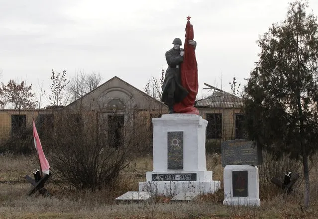 A view shows a World War Two monument to the fallen Red Army soldiers in the settlement of Petrovskoye, located in a disengagement area near the contact line in Donetsk region, November 4, 2019. (Photo by Alexander Ermochenko/Reuters)