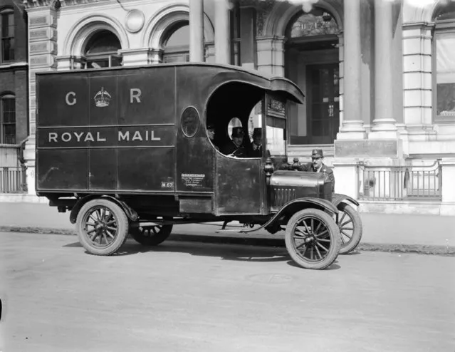 A Royal Mail motor van, England, April 1929. (Photo by Fox Photos/Getty Images)