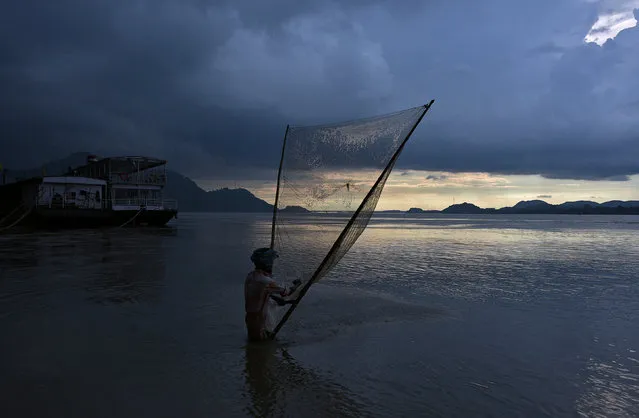 A man catches fish at the banks of the Brahmaputra river in Guwahati, India August 28, 2017. (Photo by Anuwar Hazarika/Reuters)