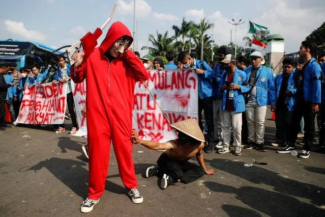 University students stage a theatrical show during a protest against the government's recent fuel price hike decision outside the Indonesian Parliament in Jakarta, Indonesia, September 6, 2022. (Photo by Ajeng Dinar Ulfiana/Reuters)