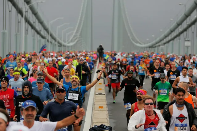 The first wave of runners make their way across the Verrazano-Narrows Bridge during the start of the New York City Marathon in New York, U.S. on November 5, 2017. (Photo by Lucas Jackson/Reuters)