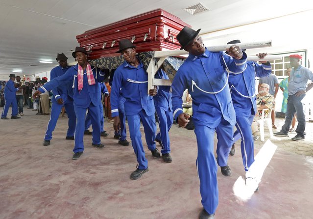 Pallbearers from one of the Surinamese capital's cemeteries dance and sing with a casket during a competition for best performing pallbearers group at the Hodie Mi Cras Tibi funeral hall in Paramaribo, September 20, 2015. (Photo by Ranu Abhelakh/Reuters)