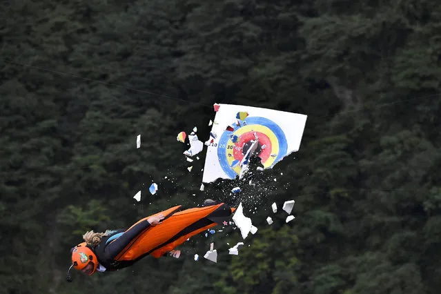 A wingsuit flyer hits the target during Wingsuit Flying World Championship in Zhangjiajie, Hunan province, China September 11, 2017. (Photo by Reuters/China Daily)