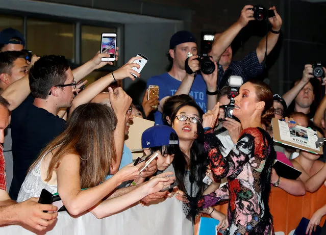 Brie Larson greets fans as she arrives on the red carpet for the film “Free Fire” during the 41st Toronto International Film Festival (TIFF), in Toronto, Canada, September 8, 2016. (Photo by Mark Blinch/Reuters)
