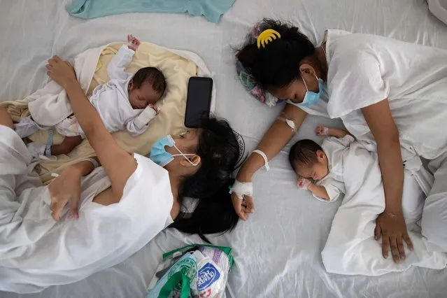 Mothers wearing masks rest with their newborn babies on shared beds inside the maternity ward of the government-run Dr. Jose Fabella Memorial Hospital in Manila, Philippines, September 18, 2020. The Philippines has recorded 279,526 coronavirus infections, the highest number in Southeast Asia with most cases being recorded in Manila, while 4,830 people have died. Despite the pressures, Cajipe said health workers in the hospital were coping. “I'm just glad I'm working with people in this institution who are resilient enough to stay by me during this pandemic”, she said. “Exhaustion and fear have to be put aside, because our patients need us”. (Photo by Eloisa Lopez/Reuters)