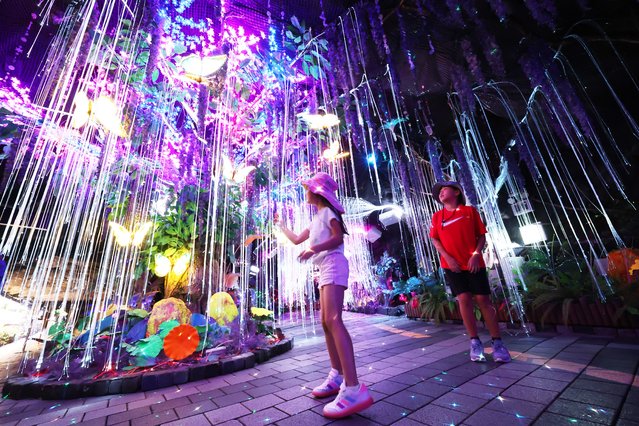 On July 24, 2025, when a heat wave hit the entire country, children who came to Gwangmyeong Cave in Gwangmyeong-si, Gyeonggi-do, to escape the heat, are looking around the cave. (Photo by Jang Gyeong-sik)