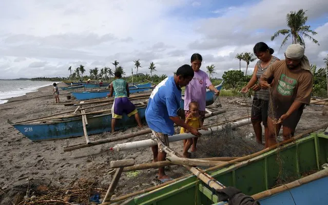 Villagers sort their nets in a coastal village in Tacloban city in central Philippines November 2, 2015, ahead of the second anniversary of Typhoon Haiyan that killed more than 6,000 people in central Philippines. (Photo by Erik De Castro/Reuters)