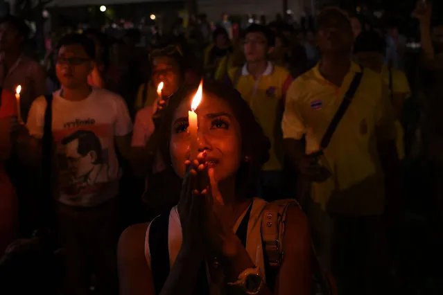 People react to the death of Thailand's King Bhumibol Adulyadej at Siriraj Hospital in Bangkok on October 13, 2016. Thailand's King Bhumibol Adulyadej has died after a long illness, the palace announced on October 13, ending a remarkable seven-decade reign and leaving a divided people bereft of a towering and rare figure of unity. (Photo by Manan Vatsyayana/AFP Photo)