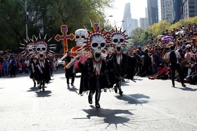 Participants wearing costumes participate in the “Day of the Dead” parade in Mexico City, Mexico, October 29, 2016. (Photo by Carlos Jasso/Reuters)