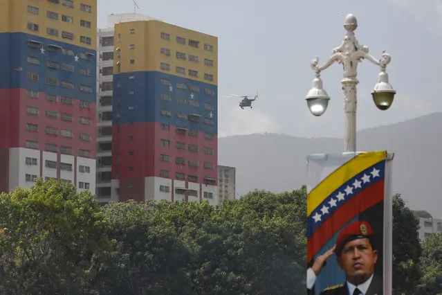 A helicopter from the Venezuela's Army takes part in a military parade to celebrate the 207th anniversary of Venezuela's independence in Caracas, Venezuela July 5, 2018. (Photo by Marco Bello/Reuters)
