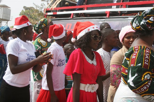 Evangelical Church of West Africa (ECWA) church members celebrate Christmas day along a street in Kaduna, Nigeria, December 25, 2015. (Photo by Reuters/Stringer)