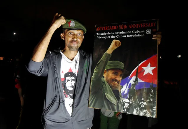 A man reacts while holding a picture of Fidel, as part of a tribute, following the announcement of the death of Cuban revolutionary leader Fidel Castro, in Tegucigalpa, Honduras November 26, 2016. (Photo by Jorge Cabrera/Reuters)
