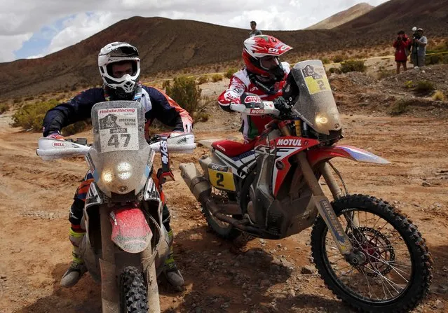 Paulo Goncalves (R) of Portugal pushes his Honda next to Honda rider Kevin Benavides of Argentina as they arrive to the finish line of the fourth stage in the Dakar Rally 2016 in Jujuy province, Argentina, January 6, 2016. (Photo by Marcos Brindicci/Reuters)