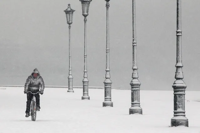 A man rides his bike during heavy snowfall at the seaside promenade of the northern port city of Thessaloniki, Greece January 10, 2017. (Photo by Alexandros Avramidis/Reuters)