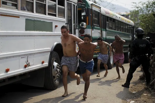 Members of the Barrio 18 gang run upon their arrival to the San Francisco Gotera penitentiary April 21, 2015. (Photo by Jose Cabezas/Reuters)