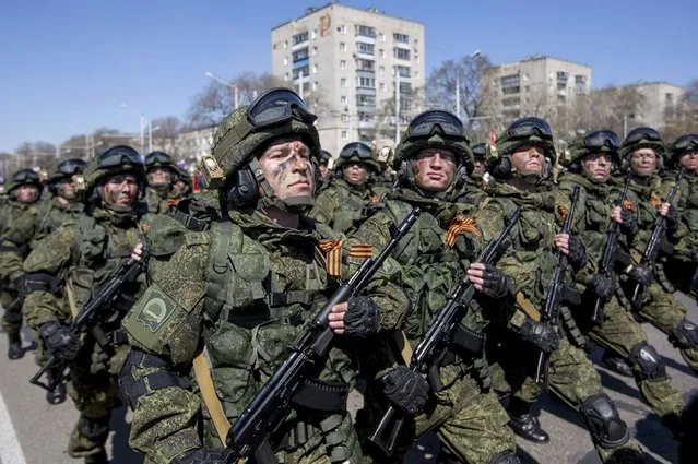 Servicemen march during the Victory Day parade in Blagoveschensk, Russia, May 9, 2015. (Photo by Reuters/Host Photo Agency/RIA Novosti)