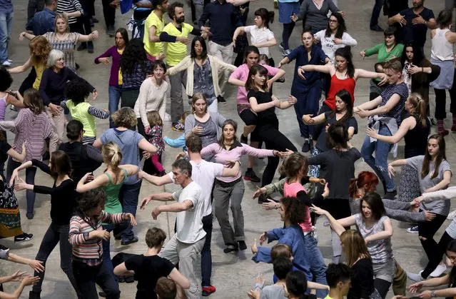 Dancers take part in the “Musee de la Danse” choreographed by the French choreographer Boris Charmatz at the Tate Modern gallery in London, May 16, 2015. (Photo by Paul Hackett/Reuters)