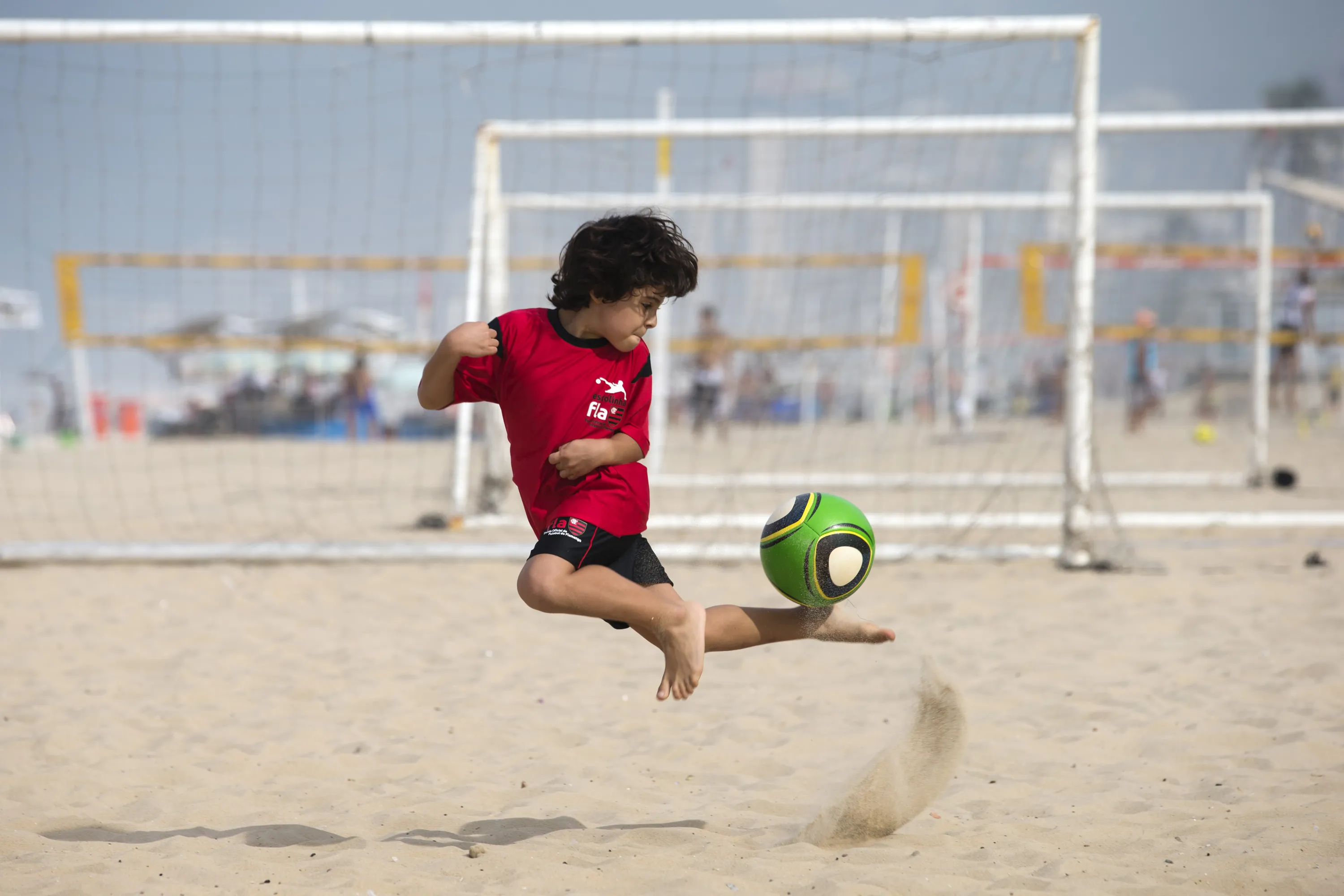 You do playing soccer. Детский футбол на песке. Футбол дети. Футбол на пляже. Ребенок с мячом на пляже.