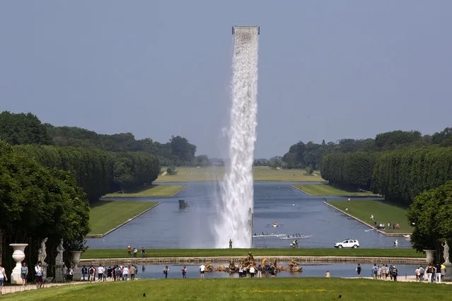 A picture taken on June 8, 2016 in the gardens of the Chateau de Versailles, southern Paris, shows “Waterfall” installation by Danish artist Olafur Eliasson. The spectacular installation cascades into the Grand Canal of the famous royal gardens outside Paris. Eliasson created eight works for the palace built by “Sun King” Louis XIV, the most absolute of France's absolute monarchs. (Photo by Geoffroy Van der Hasselt/AFP Photo)