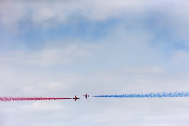 The Royal Air Force aerobatic team, the Red Arrows, perform during The Royal International Air Tattoo at the RAF in Fairford July 11, 2014. (Photo by Stefan Wermuth/Reuters)