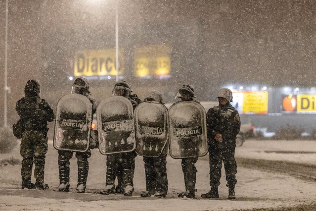 Police forces guard the surroundings of an area after local residents attempted to loot a Diarco supermarket in the southern town of Bariloche, Patagonia Region, Argentina on August 23, 2023. (Photo by Carlos Barria/Reuters)