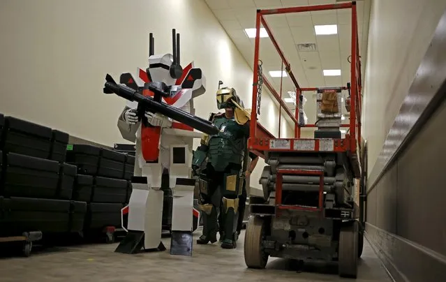 Contestants walk through the backstage  hallway after competing in the costume contest at Wizard World Comic Con in Chicago, Illinois, United States, August 22, 2015. (Photo by Jim Young/Reuters)