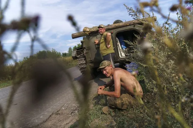 Ukrainian servicemen wait with their tank after experiencing mechanical issues on a country road near Kramatorsk, Donetsk region, eastern Ukraine, Wednesday, August 10, 2022. (Photo by David Goldman/AP Photo)