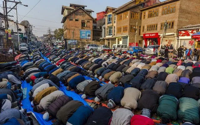 Kashmiri Muslims offer prayers outside the shrine of Khwaja Naqshband on November 22, 2017 in Srinagar, the summer capital of Indian administered Kashmir, India. Thousands of devotees from across Kashmir converge at the shrine of Khwaja Naqshband Sahib in downtown Srinagar to participate in annual congregational prayers called “Khoja Digar” on the 3rd of Rabi-ul-Awal, the third month of the Islamic calendar. (Photo by Yawar Nazir/Getty Images)