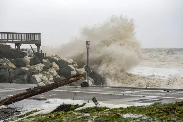 Heavy storm waves crash along East Cliff Drive in Capitola, Calif., Thursday, January 5, 2023. Damaging winds and heavy rains from a powerful “atmospheric river” pounded California on Thursday. (Photo by Nic Coury/AP Photo)